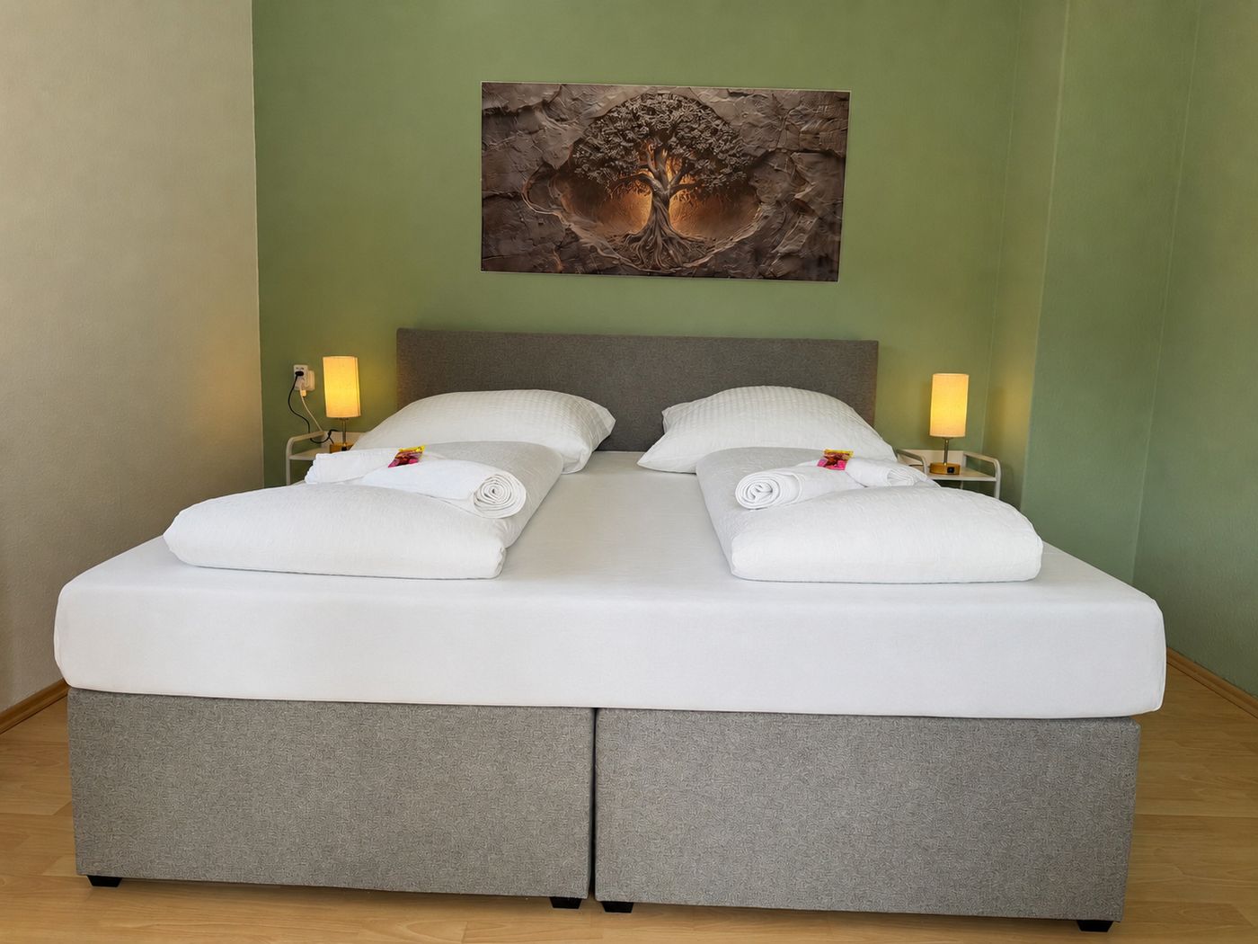 Schlafzimmer mit Kingsize-Boxspringbett in der Ferienwohnung Mittenwald