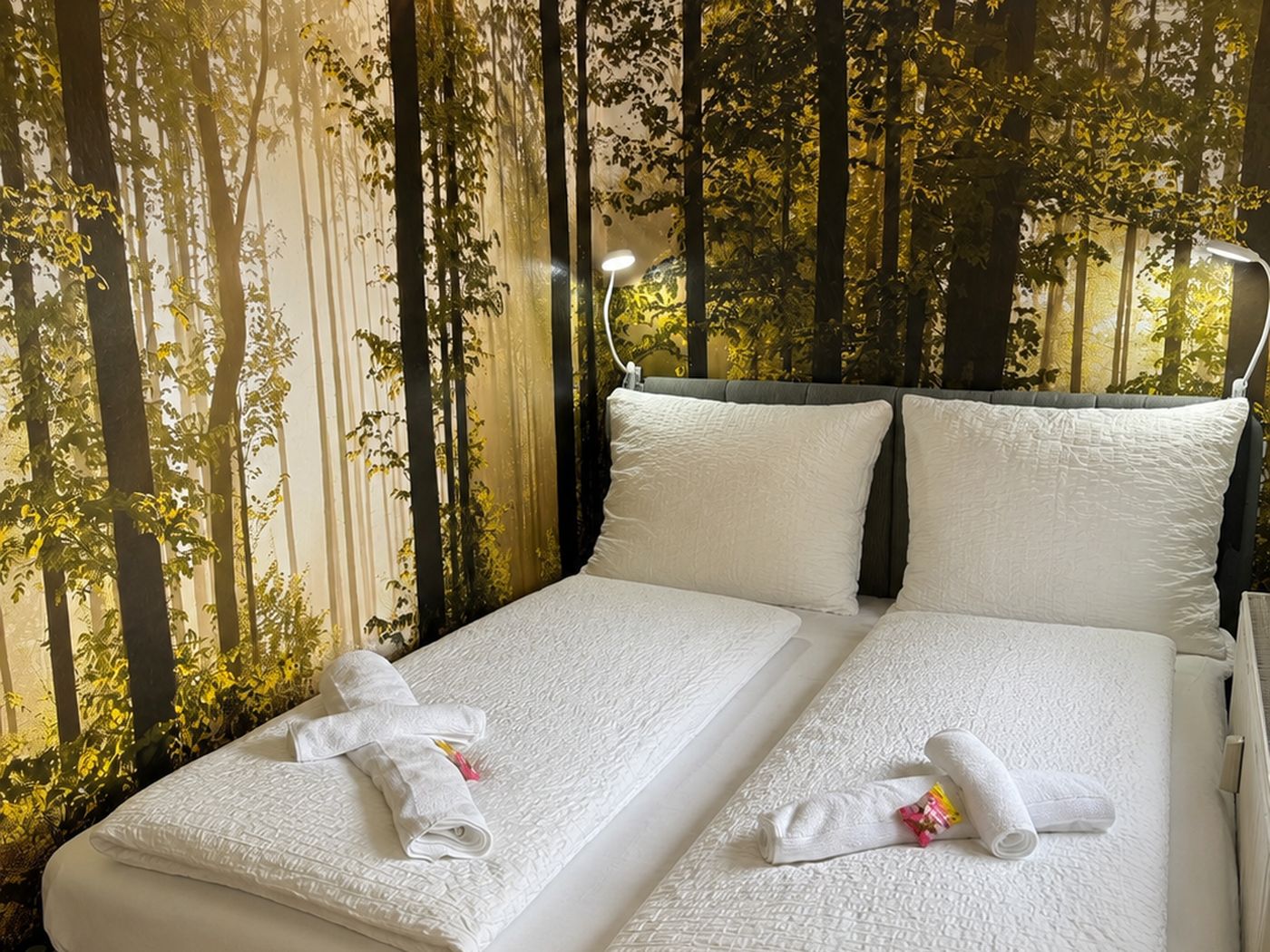 Zweites Schlafzimmer mit Waldtapete in der Ferienwohnung Mittenwald