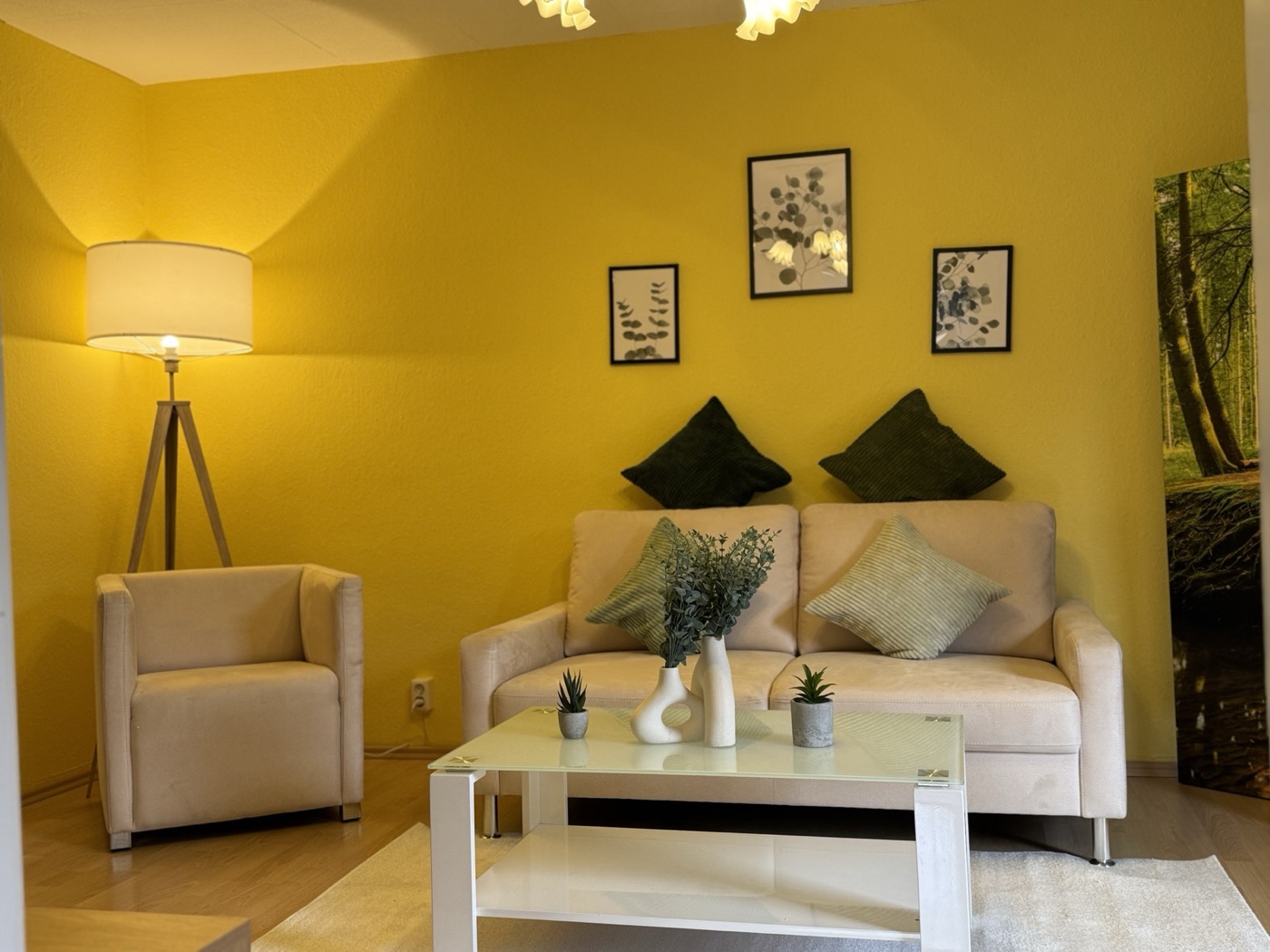 Wohnbereich mit Sofa und Sessel in der Ferienwohnung Mittenwald